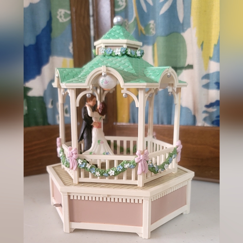 Enesco bride and groom. Dance gazebo.